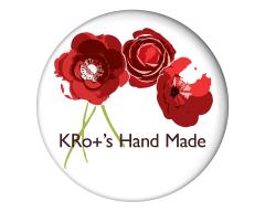 Logo coloré de Les Ateliers de KRo+, symbole de créativité, de savoir-faire et de durabilité. Chaque fleur incarne les créations uniques façonnées à la main à partir de capsules de café recyclées. Ce logo traduit un engagement profond envers un artisanat belge éthique et poétique. Les Ateliers de KRo+, c’est la rencontre entre l’art, la conscience écologique et le fait main, pour offrir des pièces originales, colorées et pleines de sens, parfaites à offrir ou à collectionner. / Kleurrijk logo van Les Ateliers de KRo+, dat creativiteit, vakmanschap en duurzaamheid symboliseert. Elke bloem staat voor unieke handgemaakte creaties van gerecycleerde koffiecapsules. Dit logo weerspiegelt een sterk engagement voor Belgisch, ethisch en poëtisch vakmanschap. Les Ateliers de KRo+ combineert kunst, ecologisch bewustzijn en handwerk om originele, kleurrijke en betekenisvolle stukken te creëren. / Colorful logo of Les Ateliers de KRo+, symbolizing creativity, craftsmanship, and sustainability. Each flower represents unique handmade creations crafted from recycled coffee pods. This logo reflects a strong commitment to ethical Belgian artistry. Les Ateliers de KRo+ combines art, ecological awareness, and handmade excellence to create colorful, meaningful, and timeless pieces.