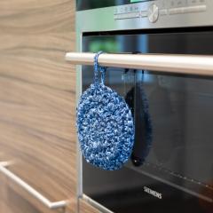 Photo de l'article Dessous de plat & manique rose, bleu et noir diam. 21 cm