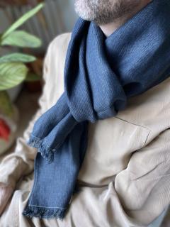 Écharpe en lin bleu profond, textile naturel respirant et thermorégulateur, accessoire mode responsable fabriqué en Belgique, finition soignée et tombé élégant, style minimaliste chic / Donkerblauwe linnen sjaal, ademende en temperatuurregulerende natuurlijke stof, duurzaam Belgisch vakmanschap, elegante en tijdloze look / Deep blue linen scarf, breathable thermoregulating natural fabric, sustainable Belgian craftsmanship, elegant timeless minimalist accessory