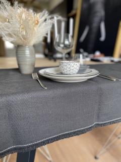 Nappe en lin noir haut de gamme – linge de table élégant et intemporel, décoration de table slow living, confection artisanale belge Bonheur d’Intérieur / Zwart linnen tafelkleed premium – stijlvolle en tijdloze tafeldecoratie, Belgisch ambacht voor slow living interieur / Premium black linen tablecloth – elegant timeless table decor, Belgian artisan craftsmanship for refined slow living homes