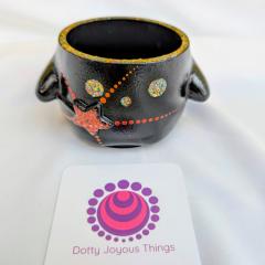 Photo de l'article SPECIAL HALLOWEEN - Gary la Marmite Fantôme - Mandala & Dot Art - Pièce unique en Jesmonite, 100% moulée et peinte à la main