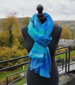 Photo de l'article Grand foulard en soie naturelle – nuances d’océan peintes à la main
