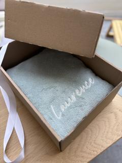 Drap de bain bébé personnalisé en coton bio, broderie prénom, cadeau de naissance chic et responsable, inspiration Bonpoint / Gepersonaliseerde babybadhanddoek van biologisch katoen, geborduurde naam, stijlvol en duurzaam geboortecadeau, Bonpoint-inspiratie / Personalized baby bath towel in organic cotton, embroidered name, chic and sustainable newborn gift, Bonpoint-inspired