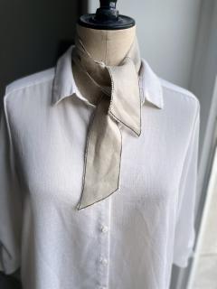 Foulard en lin naturel artisanal, accessoire mode élégant et intemporel, confection belge Bonheur d’Intérieur / Natuurlijke linnen sjaal, elegant en tijdloos modeaccessoire, Belgisch handgemaakt Bonheur d’Intérieur / Natural linen scarf, elegant timeless fashion accessory, Belgian handmade craftsmanship by Bonheur d’Intérieur