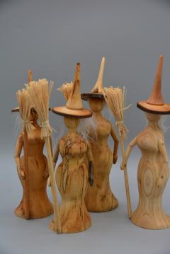 Photo de l'article Sorcière en bois sculpté à la main – déco d’Halloween chic et magique