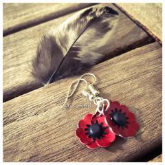 Boucles d’oreilles artisanales coquelicots rouges, bijou floral délicat et élégant, idée cadeau femme, fabrication artisanale Made in Belgium / Handgemaakte oorbellen met rode klaprozen, elegant bloemjuweel, perfect cadeau voor haar, ambachtelijk gemaakt in België / Handcrafted poppy earrings, delicate floral jewelry, elegant gift for women, handmade Made in Belgium