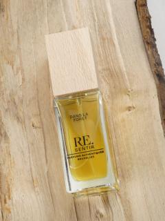 Parfum Dans la Forêt aux notes boisées naturelles, création artisanale Valérie Tube, invitation à l’apaisement / Dans la Forêt parfum met natuurlijke houttonen, ambachtelijke creatie van Valérie Tube, rustgevend en diep / Dans la Forêt perfume with natural woody notes, handcrafted by Valérie Tube, calming and deep scent
