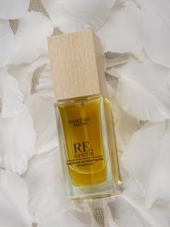 Parfum Rosée du Matin aux notes florales fraîches et herbacées, création artisanale de Valérie Tube à découvrir sur Wimzzi.com, marketplace belge de 350 créateurs / Rosée du Matin parfum met frisse bloemige en kruidige tonen, ambachtelijk gemaakt door Valérie Tube, te vinden op Wimzzi.com met 350 makers / Rosée du Matin perfume with fresh floral and herbal notes, handcrafted by Valérie Tube, available on Wimzzi.com, home to 350 creators