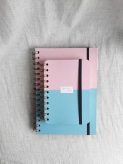 Agenda civil 2026 Juliette, couverture pastel spiralée, papeterie artisanale élégante pour s’organiser ou offrir / Juliette agenda 2026 met pastelkleurige spiraalbinding, elegante ambachtelijke papeterie om te plannen of cadeau te doen / Juliette 2026 planner with pastel spiral cover, elegant handcrafted stationery to organize or gift