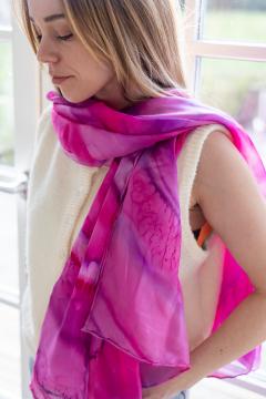 Grand foulard rose violine peint à la main sur soie brillante par Selkis, accessoire élégant à offrir ou à s’offrir, création artisanale raffinée / Grote roze-violette zijden sjaal met de hand beschilderd door Selkis, elegante accessoire om cadeau te geven of jezelf te verwennen / Large rose-violet silk scarf hand-painted by Selkis, elegant accessory to gift or treat yourself, refined handmade creation