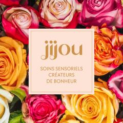 Coffret Jijou – Julie Merhi, soins naturels et sensoriels fabriqués à la main en Belgique. Des produits éthiques, aux parfums fleuris et textures raffinées, créés avec des ingrédients biologiques pour sublimer la peau et éveiller les sens. Beauté holistique et bien-être sur Wimzzi.com. / Geschenkdoos Jijou – Julie Merhi, Belgische natuurlijke verzorging met bloemige geuren – handgemaakt, biologisch en luxueus. Voor een gezonde huid en welzijn – op Wimzzi.com. / Jijou – Julie Merhi floral gift box, Belgian handmade natural skincare with delicate scents and organic ingredients. Ethical, sensory and elegant beauty — discover on Wimzzi.com.