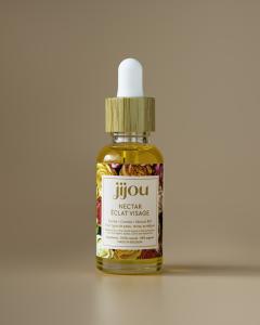 Huile visage Nectar Éclat – Jijou, soin naturel et sensoriel conçu par Julie Merhi en Belgique. Formule bio riche en antioxydants pour une peau lumineuse, hydratée et éclatante de santé. Cosmétique éthique et efficace, disponible sur Wimzzi.com. / Nectar Éclat – Jijou, Belgische natuurlijke gezichtsolie van Julie Merhi – biologisch, hydraterend en verhelderend. Voor een gezonde glow, verkrijgbaar via Wimzzi.com. / Nectar Éclat – Jijou, natural facial oil by Belgian artisan Julie Merhi. Organic, hydrating and brightening formula for radiant skin. Clean, ethical beauty — on Wimzzi.com.