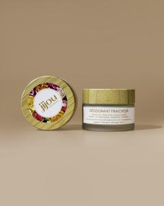 Déodorant naturel Jijou – Julie Merhi, baume doux et efficace sans sels d’aluminium. Formule bio au parfum frais, adaptée à toutes les peaux, même sensibles. Cosmétique artisanal belge, sain et durable sur Wimzzi.com. / Jijou – Julie Merhi, natuurlijke deodorant zonder aluminiumzouten, biologisch en zacht voor de huid – Belgische ambacht via Wimzzi.com. / Jijou – Julie Merhi, natural deodorant balm without aluminum, organic and gentle on sensitive skin. Handmade in Belgium — find it on Wimzzi.com.