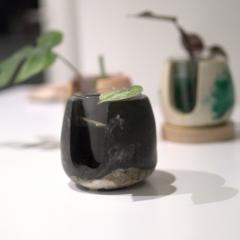 Vase ou bougeoir en céramique noire artisanale, design minimaliste made in Belgium, objet déco élégant à s’offrir ou à offrir en cadeau / Zwarte keramische vaas of kandelaar, ambachtelijk design made in Belgium, stijlvolle decoratie om jezelf te verwennen of cadeau te geven / Black ceramic vase or candle holder, handcrafted design made in Belgium, elegant home decor to treat yourself or offer as a gift