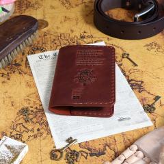 Étui passeport en cuir cognac, protection élégante pour documents de voyage, accessoire pratique à offrir, made in Belgium / Paspoorthoes in cognackleurig leer, elegante bescherming voor reisdocumenten, praktisch cadeau, made in Belgium / Cognac leather passport cover, elegant protection for travel documents, practical gift accessory, made in Belgium