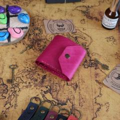 Portefeuille porte-cartes en cuir rose fermé, format compact et résistant, accessoire du quotidien élégant, idée cadeau, made in Belgium / Roze leren kaarthouder-portefeuille gesloten, compact en stevig formaat, elegant dagelijks accessoire, cadeau-idee, made in Belgium / Pink leather card holder wallet closed, compact and durable design, elegant everyday accessory, gift idea, made in Belgium