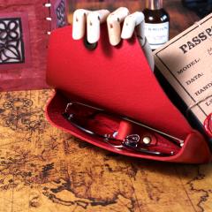 Étui à lunettes en cuir rouge ouvert avec lunettes, élégant et résistant, accessoire artisanal, idée cadeau à offrir, made in Belgium / Rode leren brillenetui open met bril, elegant en stevig, ambachtelijk accessoire, cadeau-idee, made in Belgium / Red leather glasses case open with glasses, elegant and durable, handcrafted accessory, gift idea, made in Belgium