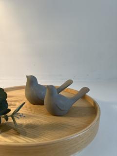 Couple de colombes décoratives en béton, décoration artisanale minimaliste, symbole de paix et d’amour, cadeau à offrir, made in Belgium / Decoratief betonnen duivenkoppel, minimalistische ambachtelijke decoratie, symbool van vrede en liefde, cadeau om te geven, made in Belgium / Decorative concrete dove couple, minimalist handcrafted home decor, symbol of peace and love, gift to offer, made in Belgium