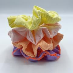 Chouchou orange et jaune en tissu – accessoire cheveux coloré, fait main en Belgique / Oranje en gele stoffen scrunchie – kleurrijke handgemaakte haaraccessoire uit België / Orange and yellow fabric scrunchie – colourful handmade hair accessory from Belgium