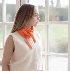 Foulard Sophie scarf crocheté à la main en coton doux, accessoire mode artisanal made in Belgium, écharpe légère et confortable pour mi-saison, pièce unique au style bohème chic, idée cadeau original et exclusif fait main / Sophie sjaal handgehaakt in zacht katoen, Belgisch ambachtelijk modeaccessoire, lichte en comfortabele sjaal voor tussenseizoen, uniek en exclusief cadeau / Sophie scarf hand-crocheted in soft cotton, handmade Belgian fashion accessory, lightweight and comfortable mid-season scarf, unique boho chic piece, original and exclusive handmade gift idea