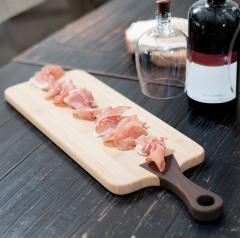 Photo de l'article Planche apéro en frêne & chêne n°3 – pièce artisanale pour présentation ou cadeau raffiné