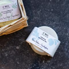 Conditioner solide karité eucalyptus – cosmétique écologique sans silicone, routine capillaire clean beauty, fabrication artisanale en Belgique / Vaste conditioner shea & eucalyptus – siliconenvrij, milieuvriendelijke haarverzorging, ambachtelijk gemaakt in België / Shea & eucalyptus solid conditioner – silicone-free eco haircare, clean beauty routine essential, handmade in Belgium