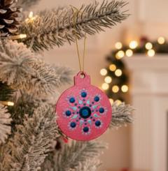 Foto van het artikel Dubbelzijdige kerstbal - Blauw + grijs op lichtrood