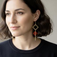 Boucles d’oreilles dorées losange et carré rouge, bijou graphique en acier inoxydable fait main en Belgique, design moderne et élégant, pièce unique et exclusive, idée cadeau original pour femme, accessoire mode tendance Gouden oorbellen met ruit en rood vierkant, grafisch sieraad in roestvrij staal handgemaakt in België, modern en elegant design, uniek en exclusief cadeau voor vrouw Gold diamond and red square earrings, graphic stainless steel jewelry handmade in Belgium, modern elegant design, unique and exclusive gift idea for women, trendy fashion accessory