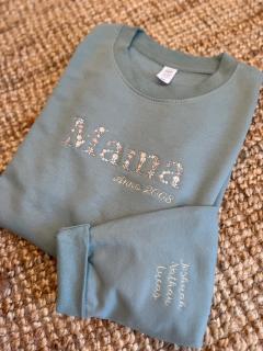 Photo de l'article Sweat “Mama” personnalisé – Lettres fleuries vert sauge | Caro B Handmade
