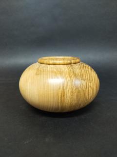 Forme creuse en bois tournée à la main – objet de décoration unique et naturel / Handgedraaide houten schaalvorm – uniek en natuurlijk decoratief object / Hand-turned hollow wooden form – unique and natural decorative item