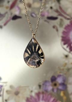 Photo de l'article Collier “Aquarelle" – Fleur d’or & éclat profond