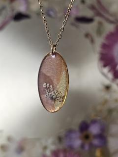 Photo de l'article Collier “Aquarelle” – Fleur dorée & reflets d’ambre