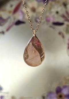 Photo de l'article Collier “Aquarelle” – Goutte dorée & fleur naturelle