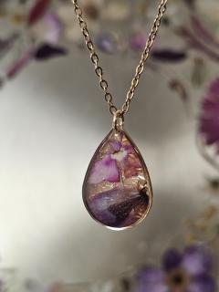Pendentif goutte dorée avec fleur violette, bijou artisanal raffiné par Noémie de B&L Atelier / Gouden druppelhanger met violette bloem, handgemaakt door Noémie van B&L Atelier / Golden drop pendant with violet flower, handcrafted by Noémie from B&L Atelier