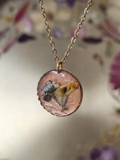 Détail d’un pendentif floral cuivré fait main par Noémie de B&L Atelier / Detail van handgemaakte koperkleurige bloemhanger door Noémie van B&L Atelier / Detail of a handmade copper floral pendant by Noémie from B&L Atelier