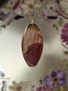 Pendentif élégant aux fleurs dorées, bijou durable en acier signé Noémie de B&L Atelier / Elegante hanger met gouden bloemen in roestvrij staal van Noémie – B&L Atelier / Elegant pendant with golden flowers in stainless steel by Noémie – B&L Atelier