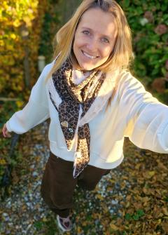 Foulard femme léopard chocolat Manon Créations posé, textile chaud et cocooning, idée cadeau hiver / Luipaard chocolade damessjaal Manon Créations liggend, warm en cocoonend textiel, wintercadeau / Women’s leopard chocolate scarf by Manon Créations laid flat, warm cozy textile, winter gift