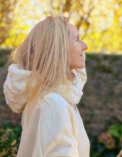 Col à capuche en fausse fourrure blanc cassé signé Manon Création, chaleur et élégance hivernale / Capuchoncol in gebroken wit imitatiebont van Manon Création, warm en elegant / Faux fur hooded neck warmer in off-white by Manon Création, elegant winter comfort