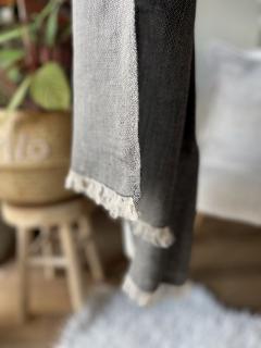 Photo de l'article Foulard en Lin Noir & Beige — Élégance Naturelle