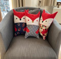 Photo de l'article Doudou renard de Noël fait main – Doux, lavable & personnalisable