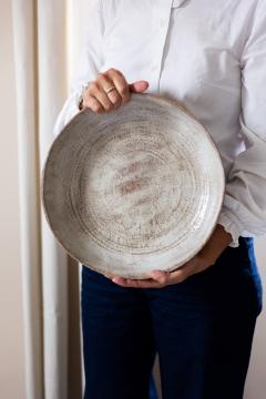Grand plat rond en céramique artisanale, vaisselle élégante pour table conviviale / Grote ronde schaal in ambachtelijke keramiek, stijlvolle tafelsetting / Large round handmade ceramic platter, elegant tableware for sharing