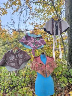 Capes d’automne artisanales aux motifs naturels, vêtements éthiques pour saison douce / Handgemaakte herfstcapes met natuurlijke patronen, ethische seizoenskleding / Handmade autumn capes with natural patterns, ethical fashion for mid-season