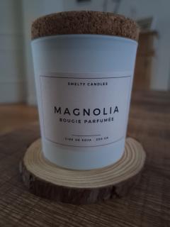 Bougie parfumée artisanale Magnolia – senteur florale raffinée et élégante / Ambachtelijke geurkaars Magnolia – verfijnde en elegante bloemengeur / Handmade magnolia scented candle – refined and elegant floral fragrance Offrir un produit fait main belge / Een handgemaakt Belgisch product schenken / Offer a Belgian handmade product
