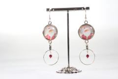 Boucles d’oreilles argentées Père Noël, bijou festif et ludique pour les fêtes / Zilverkleurige kerstman oorbellen, speels en feestelijk juweel / Silver Santa Claus earrings, playful and festive holiday jewelry