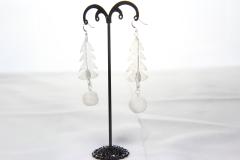 Photo de l'article boucle d'oreille argenté sapin de noël naturel pompon blanc