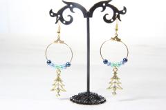 Boucles d’oreilles créoles dorées avec sapin décoratif, strass et perle bleue, bijou festif / Gouden creolen met kerstboom, strass en blauwe parel, feestelijk sieraad / Gold hoop earrings with Christmas tree, rhinestones and blue pearl, festive handmade jewelry