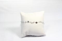 Bracelet fin argenté avec breloques lune et étoile, bijou poétique fait main / Zilverkleurige armband met maan- en sterbedels, elegant handgemaakt sieraad / Silver bracelet with moon and star charms, delicate handmade jewelry