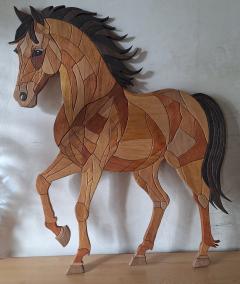 Décoration murale en bois de chêne représentant un cheval en mouvement, sculpture artisanale unique / Houten wanddecoratie van een paard in beweging, unieke ambachtelijke sculptuur / Oak wood wall art depicting a horse in motion, unique handmade sculpture