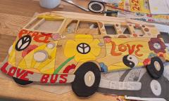 Décoration murale en bois représentant un combi VW esprit vanlife, création artisanale colorée / Houten wanddecoratie met VW busje in vanlife-stijl, handgemaakte creatie / Wooden wall art of a VW camper van, colorful handmade vanlife decor