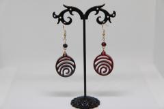 Photo de l'article boucle d'oreille doré boule de noël rouge noir pailleté